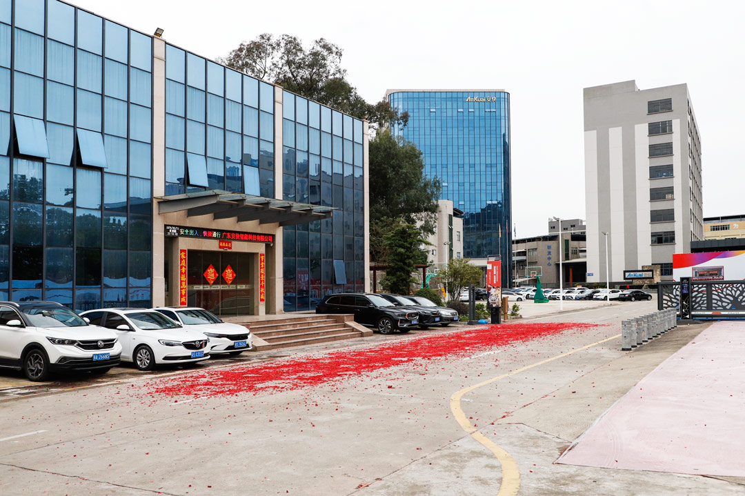 肖董親自為員工們派發(fā)開工紅包