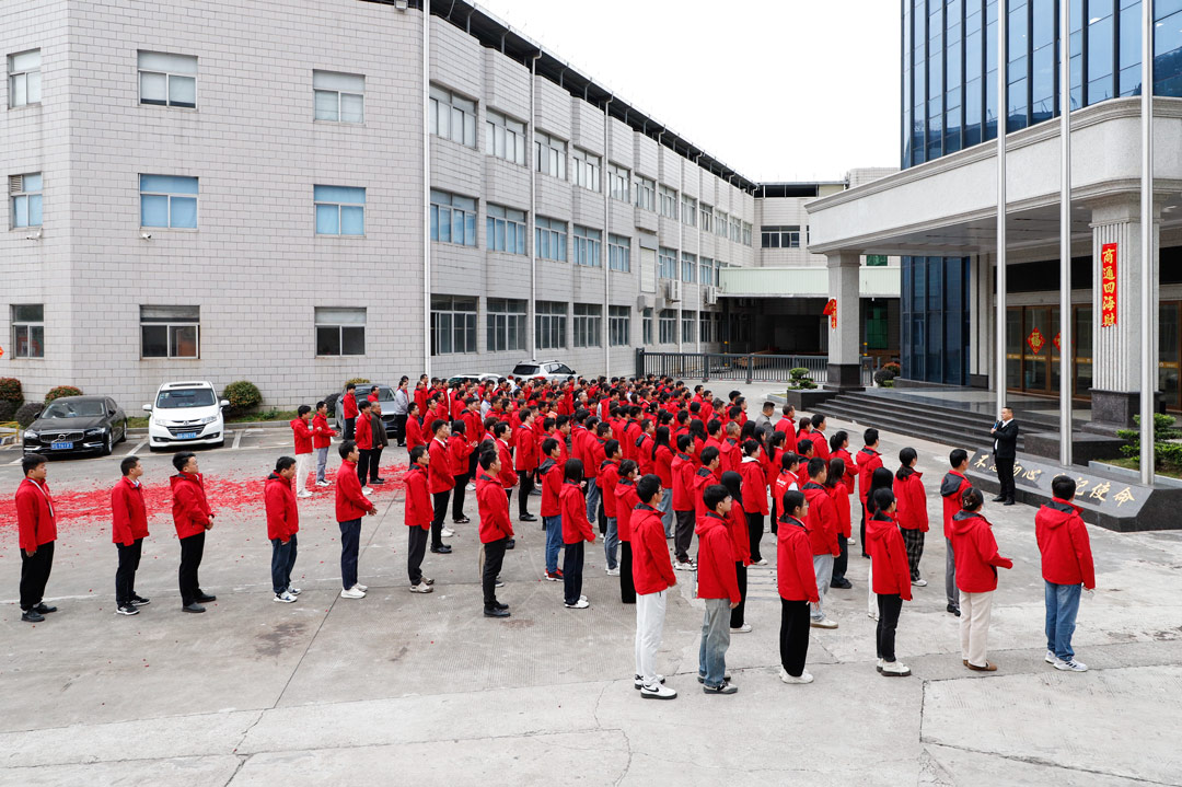 肖董親自為員工們派發(fā)開工紅包