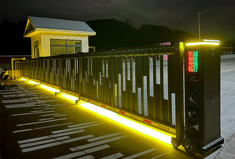 某廠區(qū)采用 “ 安快 ”方格款段滑門