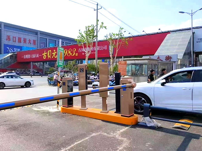 某服裝大廈停車場采用 “安快” 車牌識別系統(tǒng)