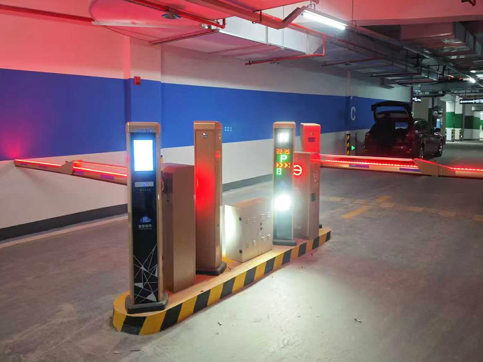 某商場停車場采用 “安快” 車牌識別系統(tǒng)【紅外雷達】