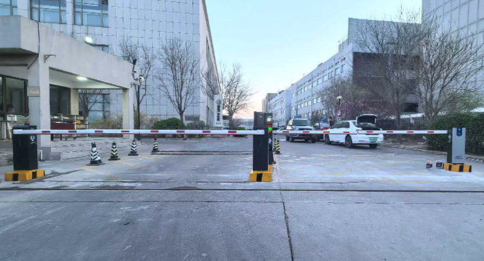 某工業(yè)園區(qū)停車場采用 “安快” 一進(jìn)一出直桿款道閘