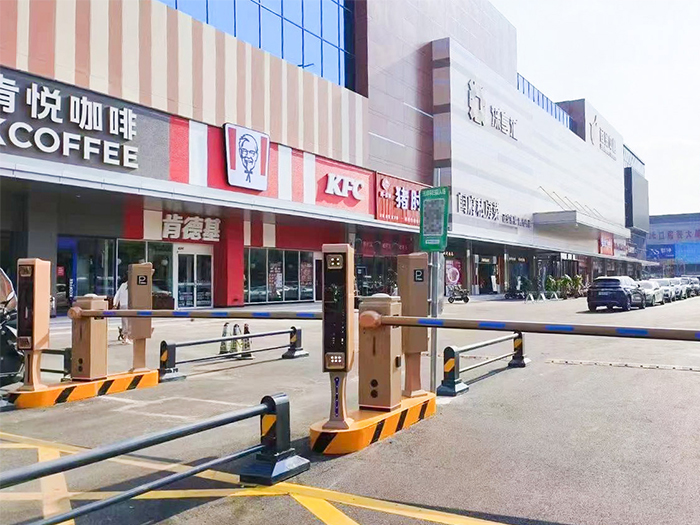 某商場停車場采用 “安快” 車牌識別系統(tǒng)