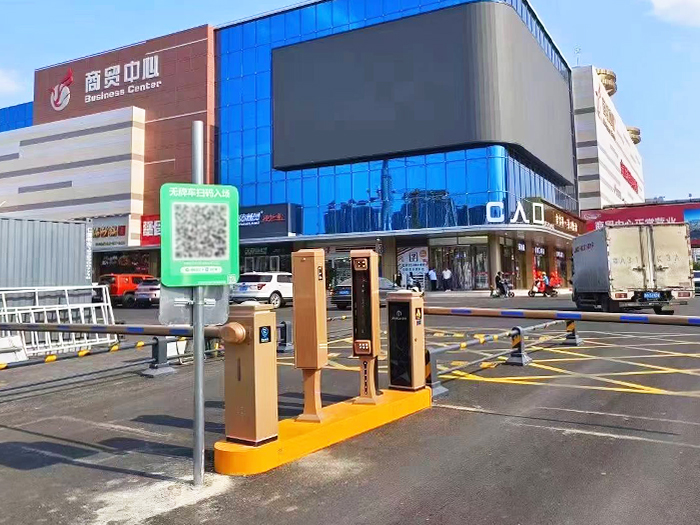 某商圈采用 “安快” 一進一出車牌識別系統(tǒng)