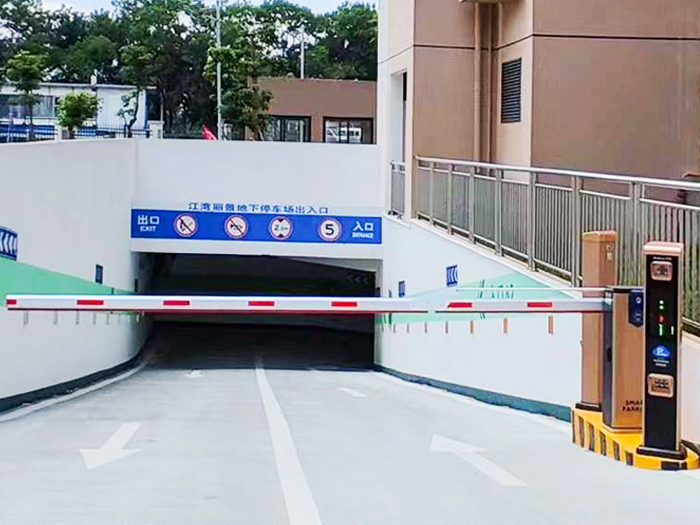某小區(qū)停車場采用 “安快” 車牌識別系統(tǒng)