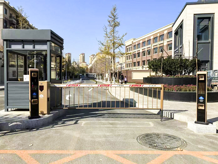 某別墅區(qū)停車場采用 “安快” 一進(jìn)一出柵欄道閘