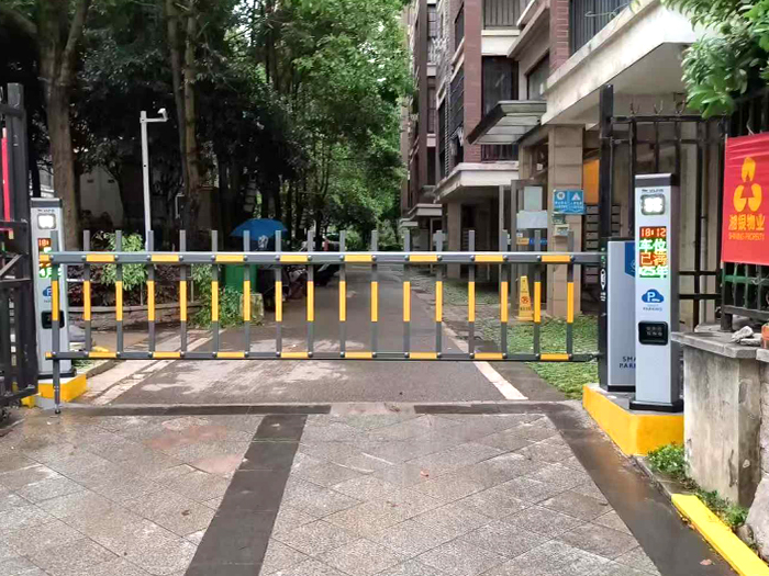 某小區(qū)停車場(chǎng)采用 “安快” 一進(jìn)一出柵欄道閘