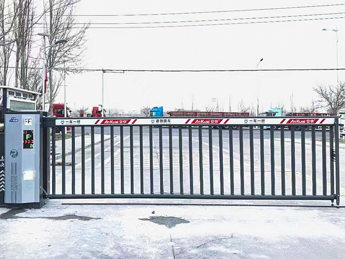 某工業(yè)園區(qū)采用 “安快” 車牌識(shí)別道閘一體機(jī)