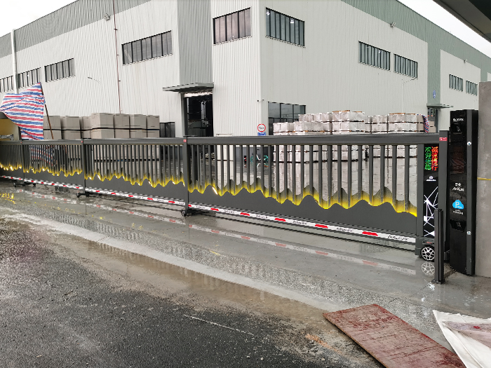 某物流園區(qū)采用 “安快” 車牌識(shí)別+山峰款段滑門