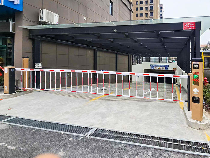 某小區(qū)采用 “安快” 一進一出柵欄道閘