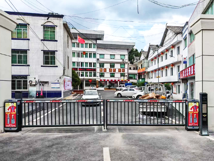 某社區(qū)采用 “安快” 一進一出柵欄道閘