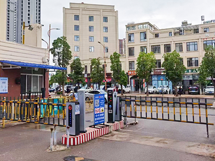 某社區(qū)停車場(chǎng)采用 “安快” 一進(jìn)一出柵欄道閘