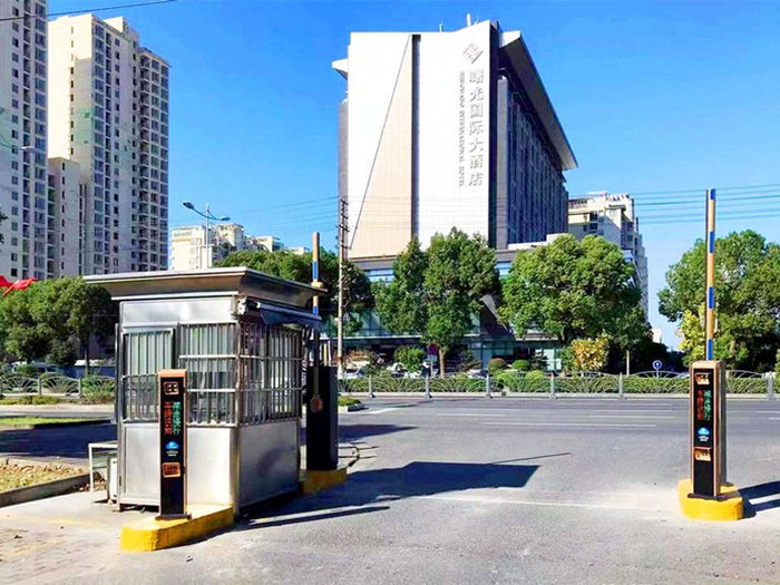 某街道采用 “安快” 一進一出車牌識別系統(tǒng)