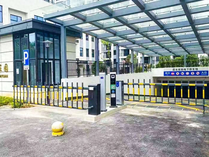 某小區(qū)地下停車場采用 “安快” 一進一出車牌識別系統(tǒng)