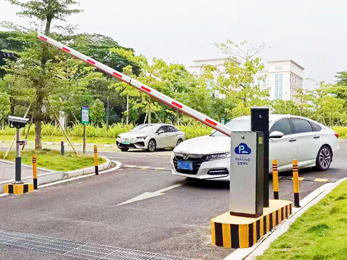 某戶外停車場(chǎng)采用 “安快” 一進(jìn)一出直桿道閘【搭配安全島】